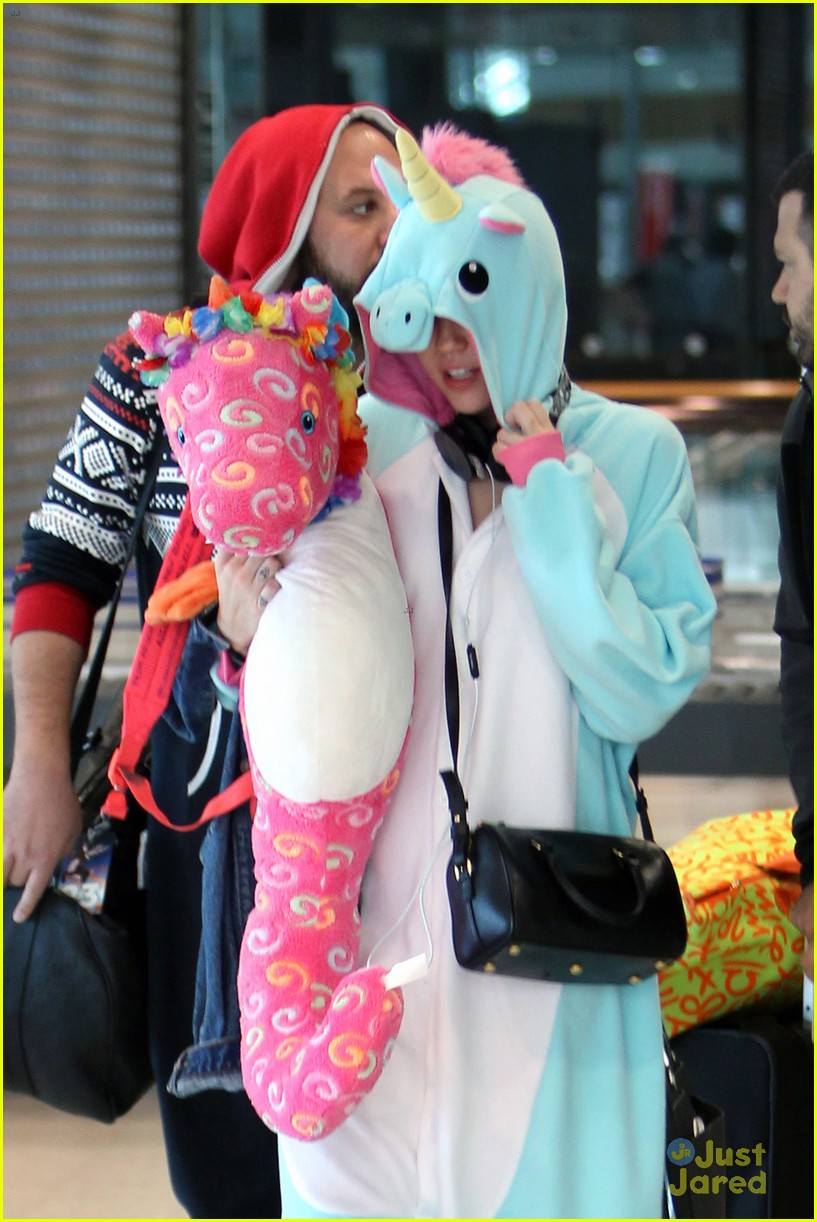 Only Miley Cyrus Can Pull Off Wearing a Unicorn Onesie | Photo 734020 ...