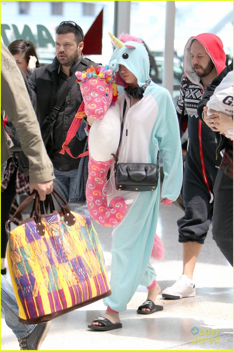 Only Miley Cyrus Can Pull Off Wearing a Unicorn Onesie | Photo 734044 ...