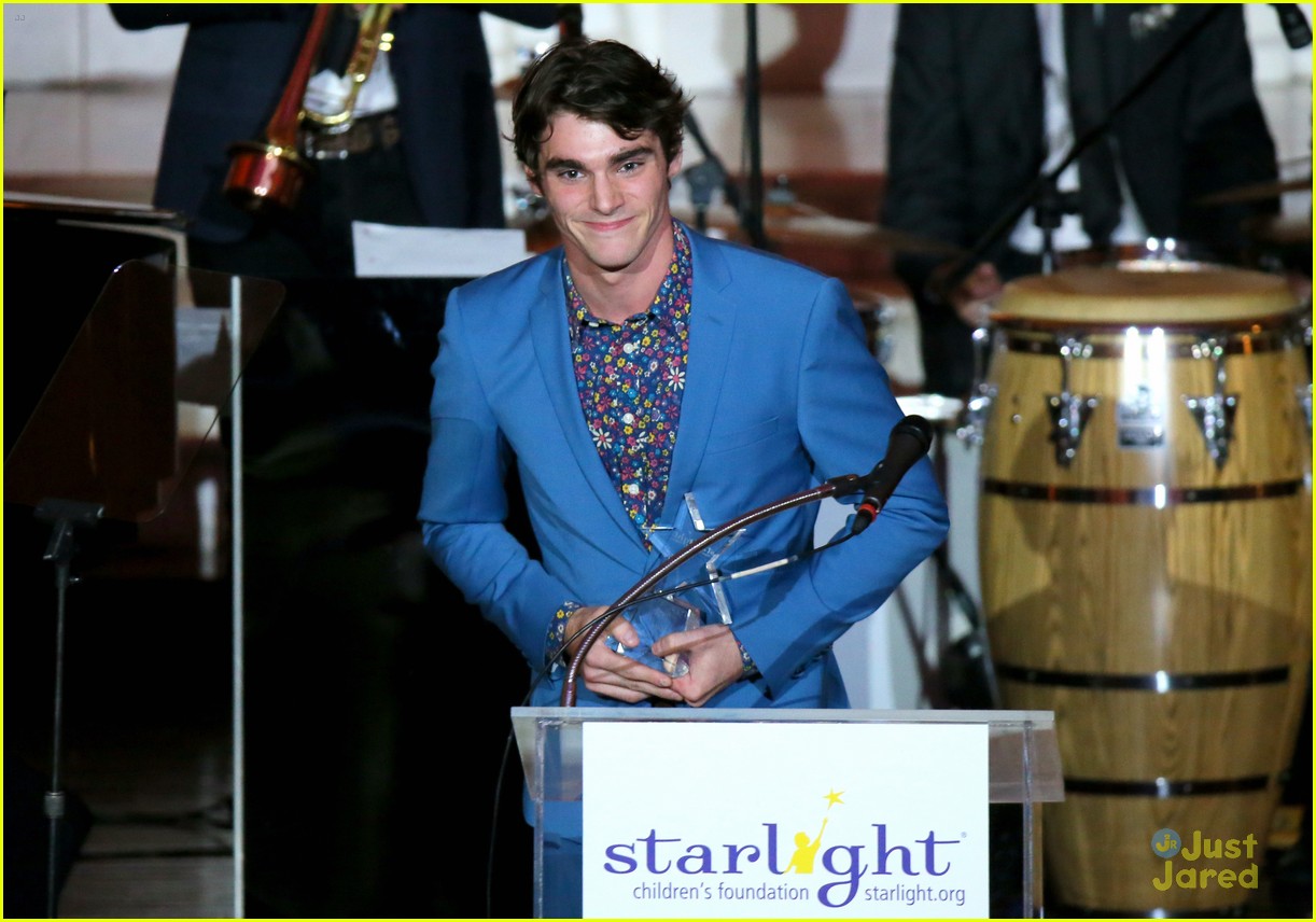 RJ Mitte Receives Starbright World Inspiration Award at Starlight