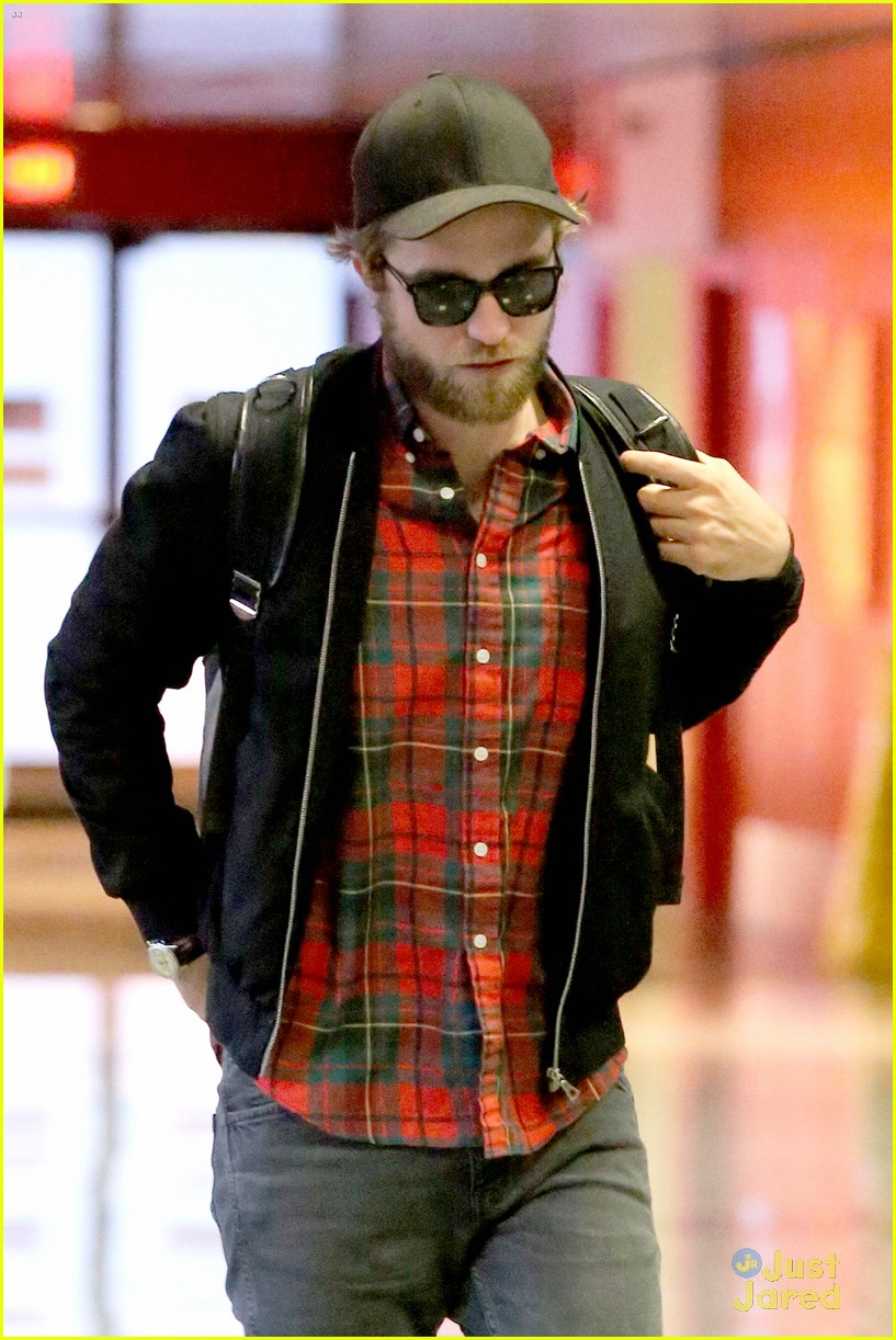 Robert Pattinson's Beard is in Full Force at LAX! | Photo 725610 ...