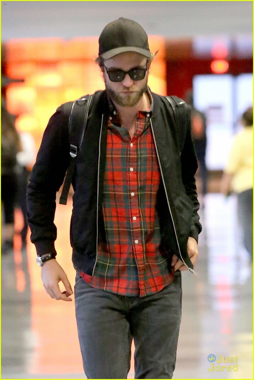 Robert Pattinson's Beard is in Full Force at LAX! | Photo 725614 ...