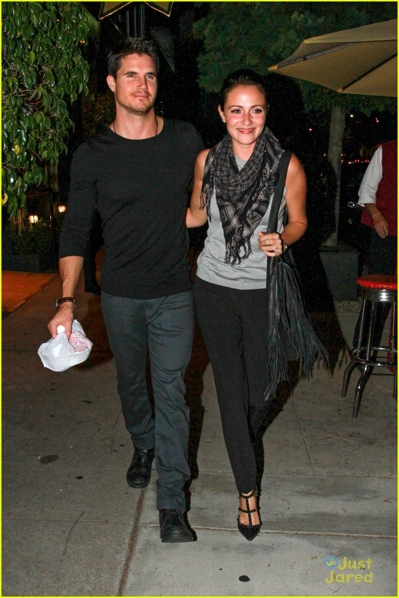 Robbie Amell On Fiancee Italia Ricci Shes An Incredible Actress Photo 732403 Photo