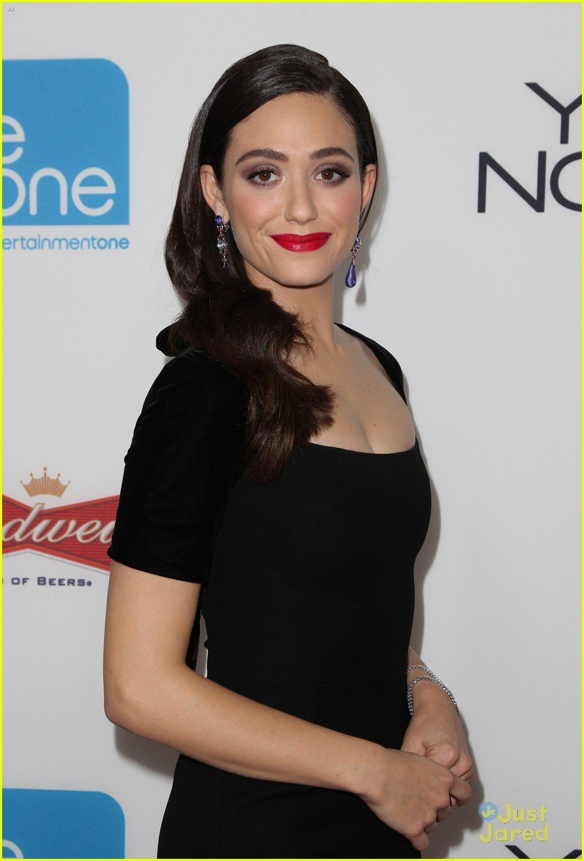 Emmy Rossum Had to Shower in the Delta Airport Lounge | Photo 728001 ...