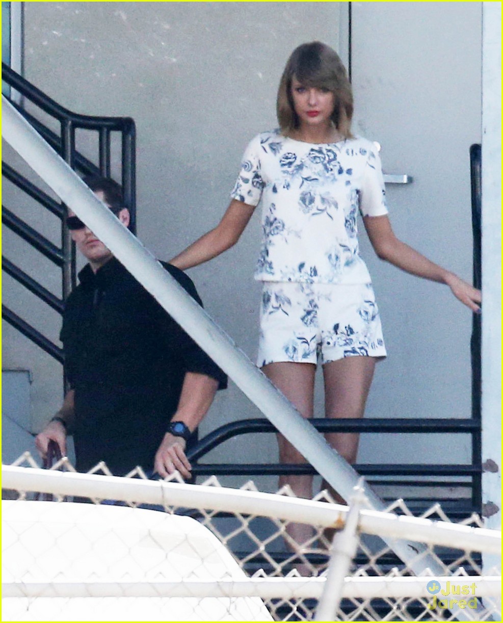 Full Sized Photo of taylor swifts 1989 album leaks her fans are not happy 02 Taylor Swift