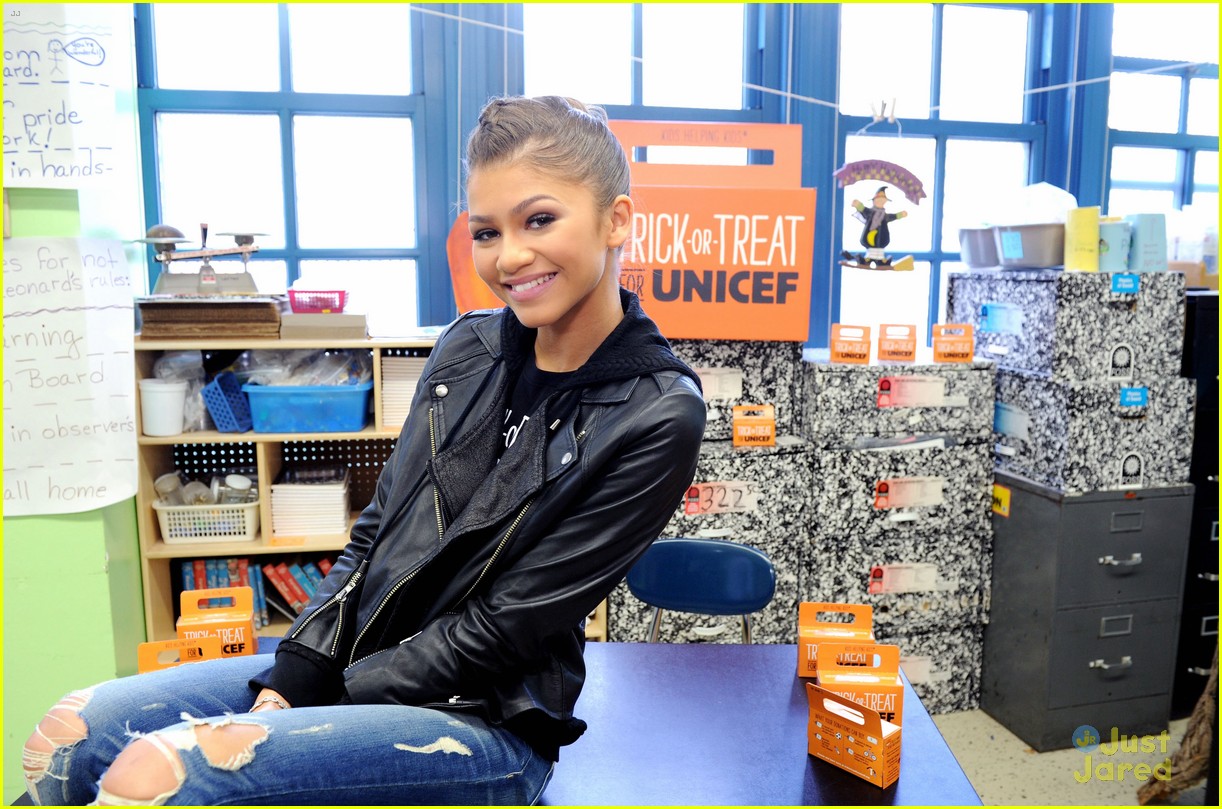Zendaya Surprises A NYC Elementary School Photo 735719 Photo 