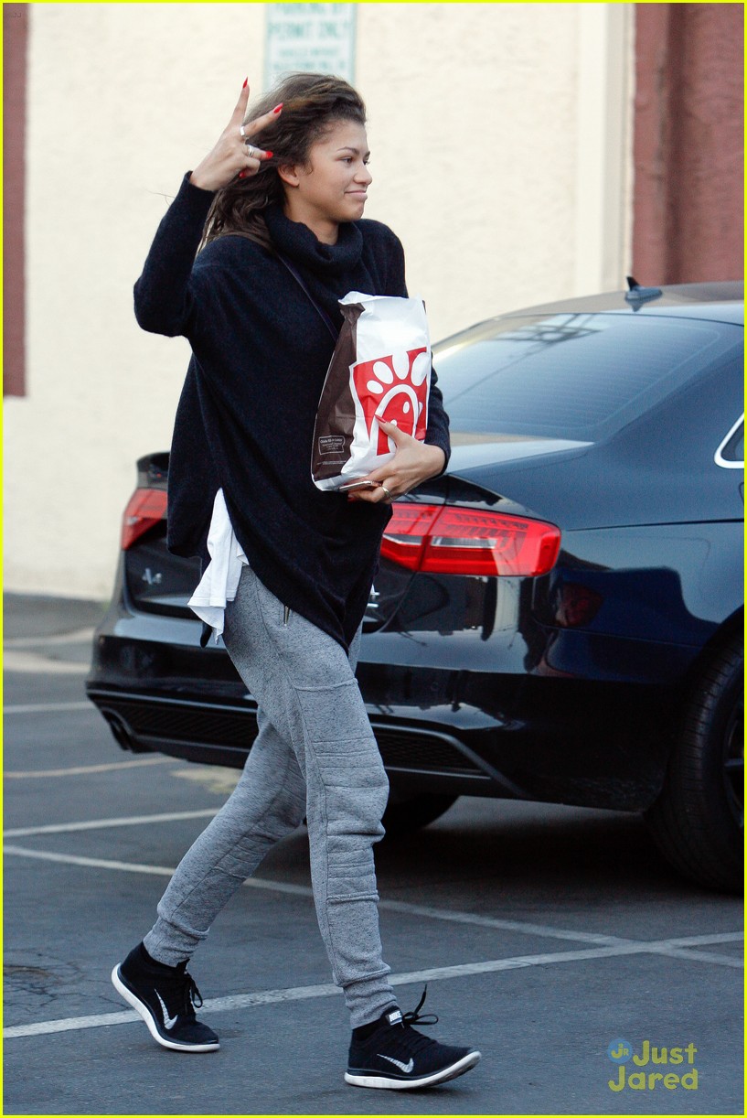 Zendaya Brings More Food To Val Chmerkovskiy & Janel Parrish During