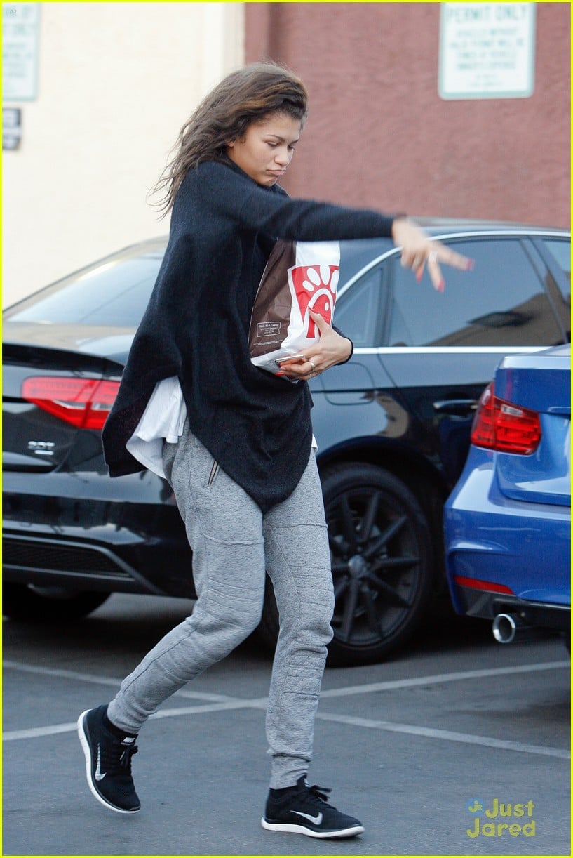 Zendaya Brings More Food To Val Chmerkovskiy & Janel Parrish During
