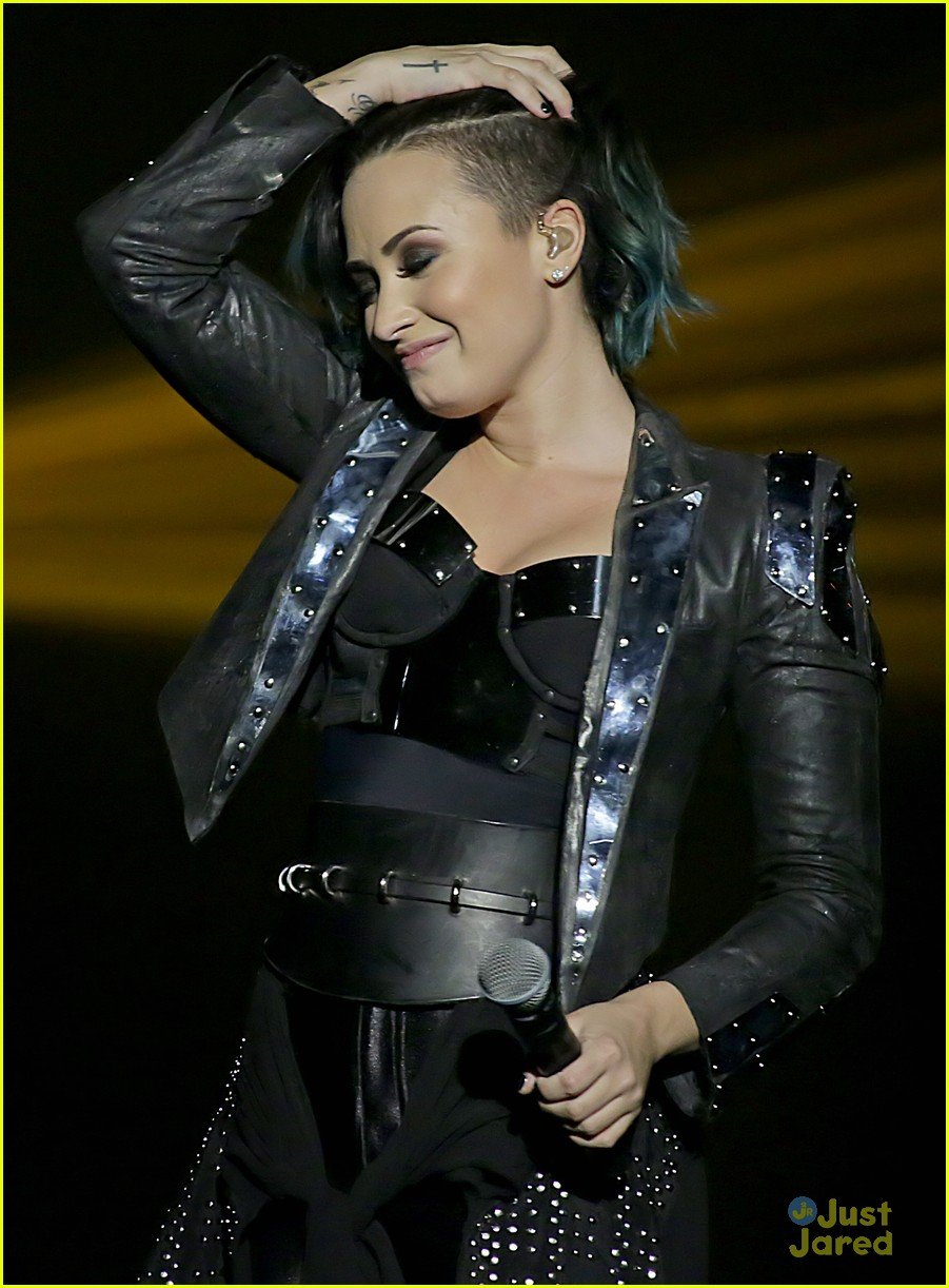 Full Sized Photo of demi lovato manchester concert workout on stage 18 ...