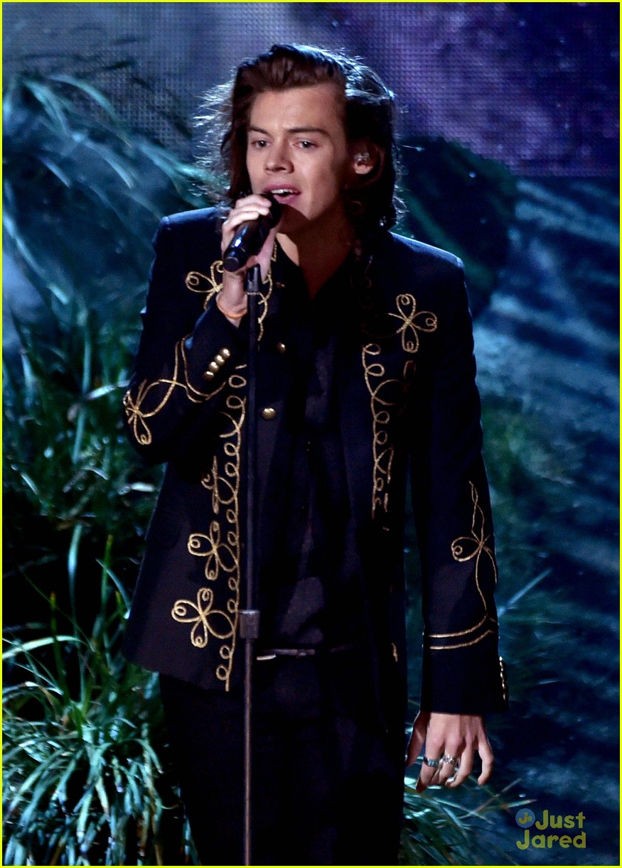 One Direction Keeps 'Night Changes' Performance Low-Key After Winning ...