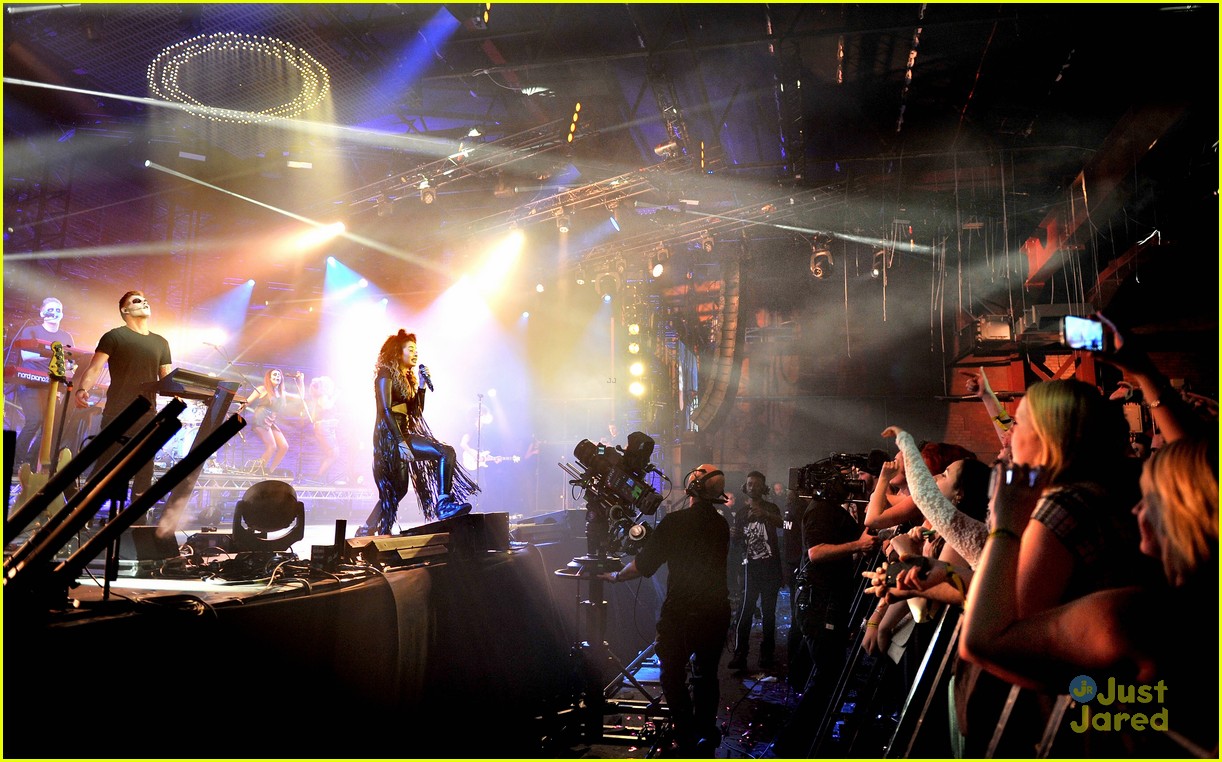 Ella Eyre Unleashes Her Inner Catwoman At Vevo Halloween Bash Photo