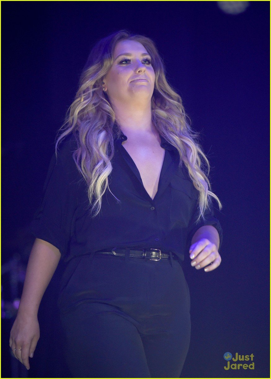 Ella Henderson & Ella Eyre Steal The Show At Metro Radio Christmas Live