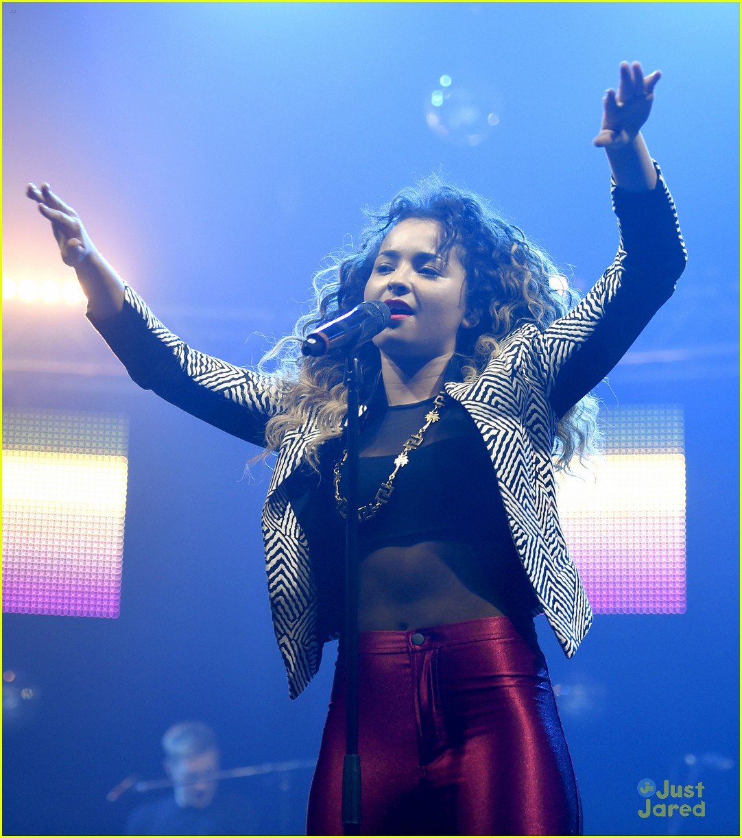 Ella Henderson & Ella Eyre Steal The Show At Metro Radio Christmas Live