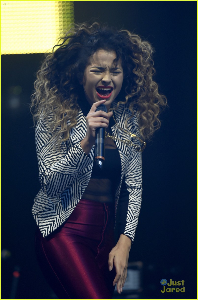 Full Sized Photo of ella henderson ella eyre metro radio christmas live