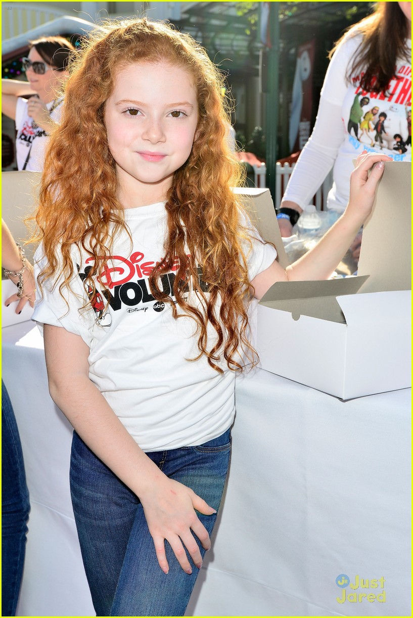 G Hannelius Francesca Capaldi Give Back With GenerationOn Disney s g-hannelius-francesca-capaldi-give-back-with-generationon-disney-s