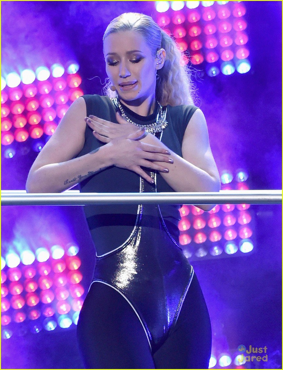 Iggy Azalea Looks So 'Fancy' at AMAs 2014 - Watch Her Performance Now ...