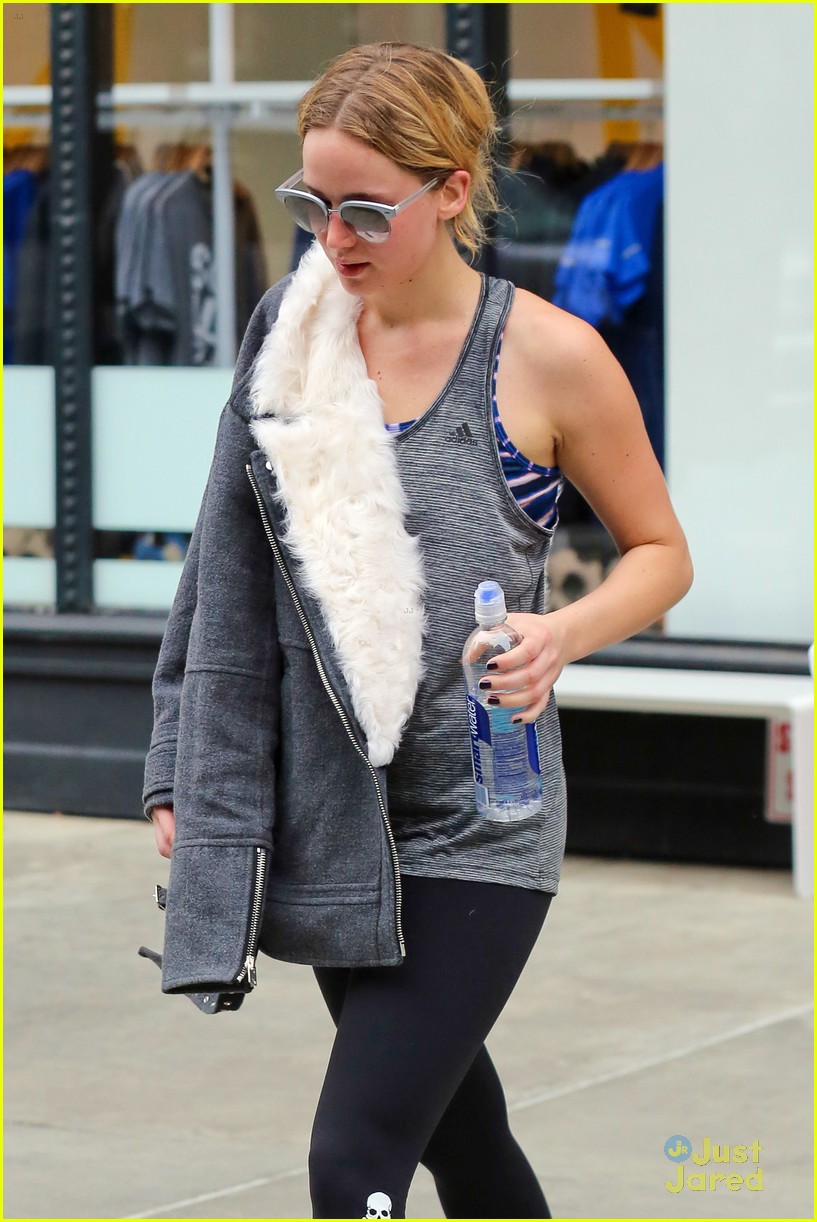 Jennifer Lawrence Whips Out Her Muscles After Gym Stop In Nyc 