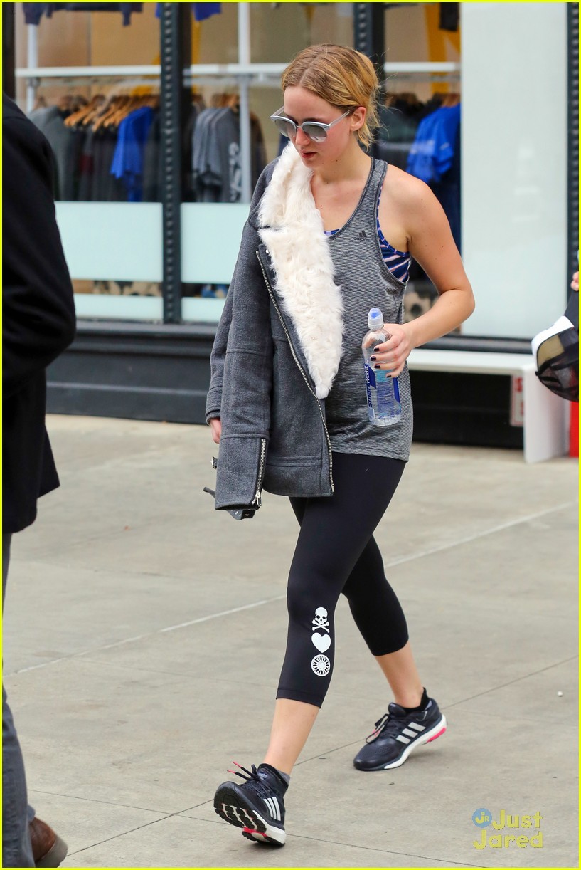 Jennifer Lawrence Whips Out Her Muscles After Gym Stop in NYC | Photo ...