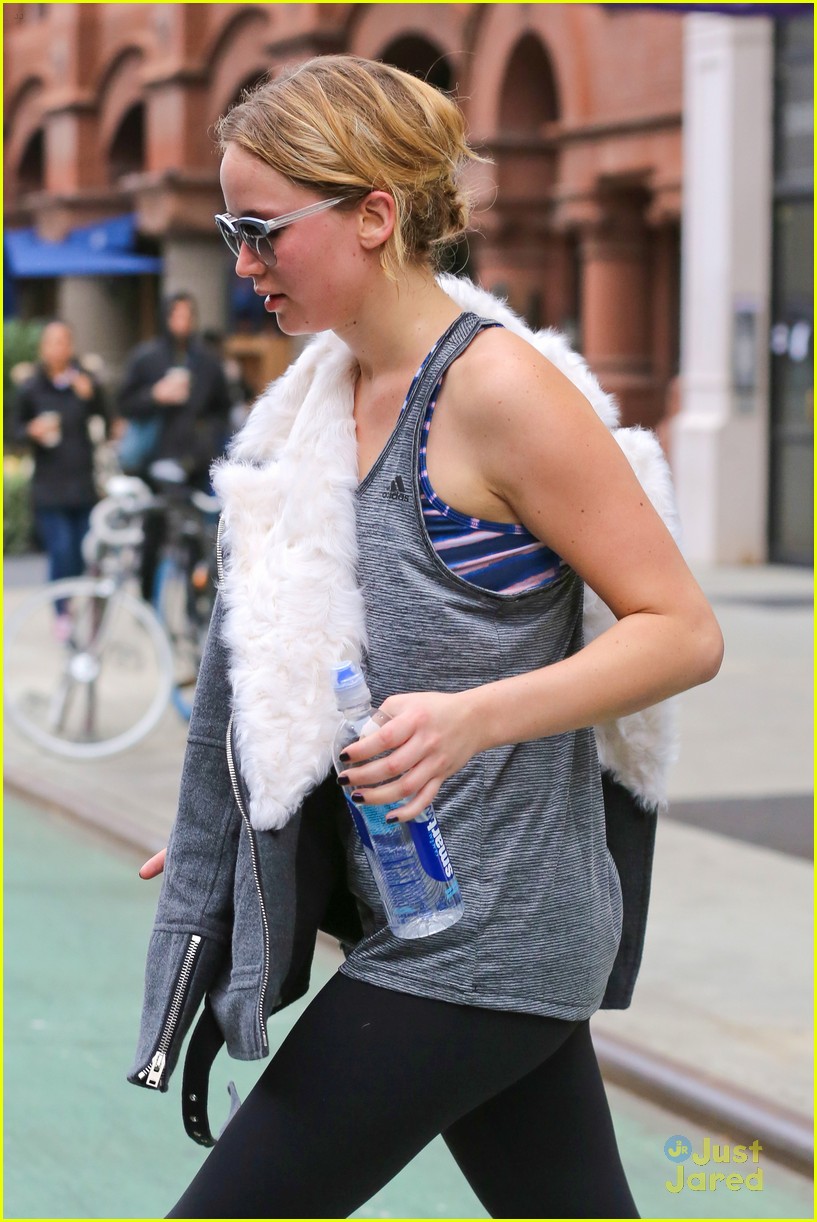 Jennifer Lawrence Whips Out Her Muscles After Gym Stop in NYC | Photo ...