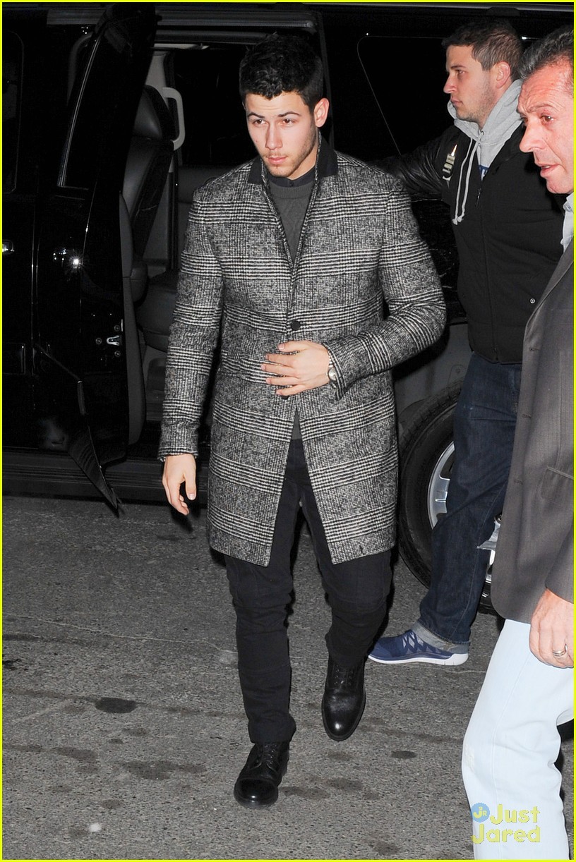 Nick Jonas Helps Fans Brave Chilly NYC Weather | Photo 744286 - Photo ...