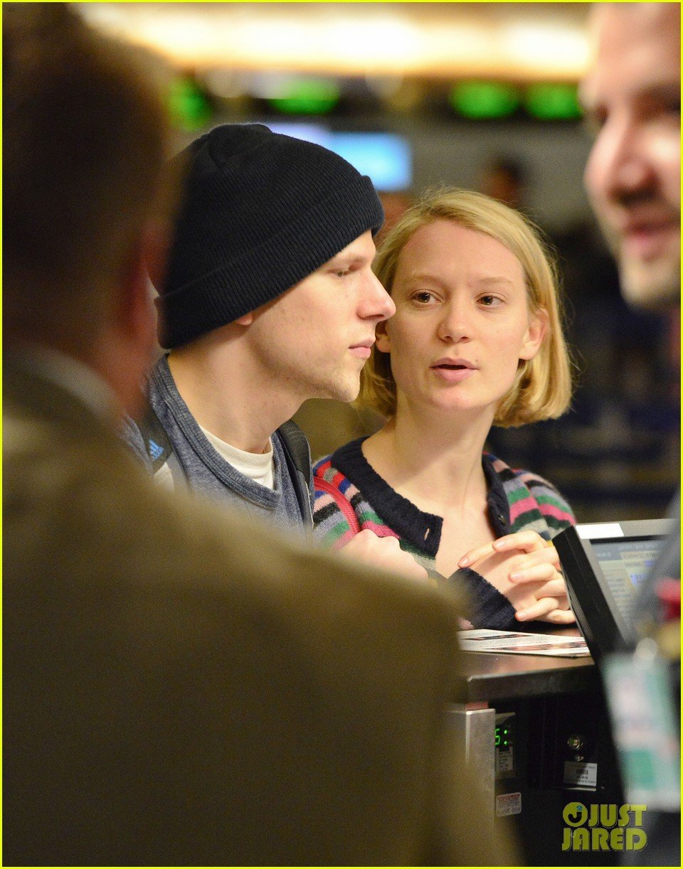 Mia Wasikowska & Boyfriend Jesse Eisenberg Kiss at the Airport Photo