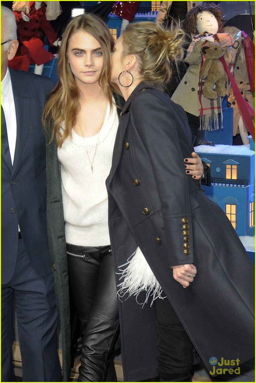 Full Sized Photo of cara delevingne kate moss christmas unveiling 02