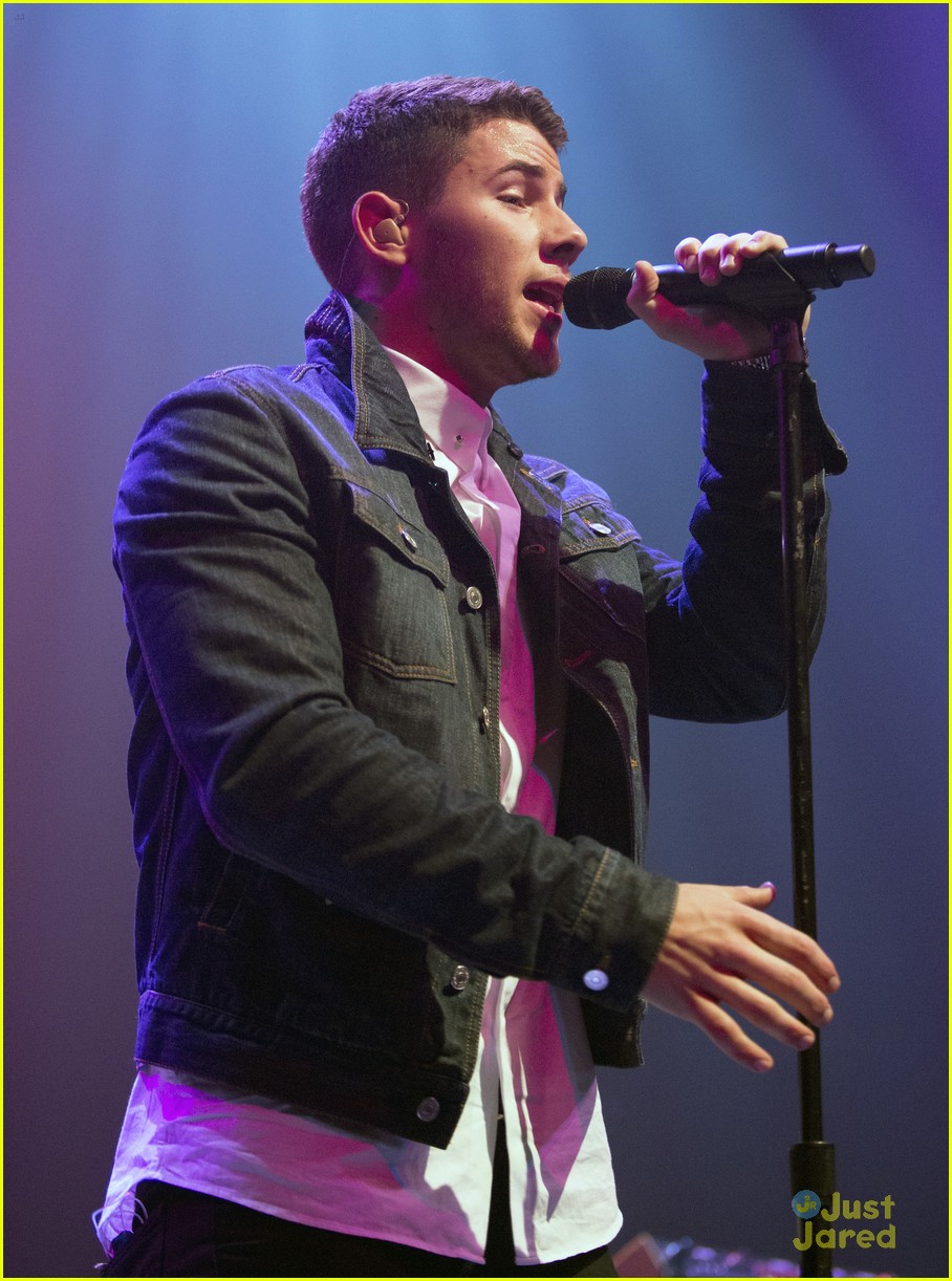Full Sized Photo of nick jonas jealous remix gramercy concert pics 09