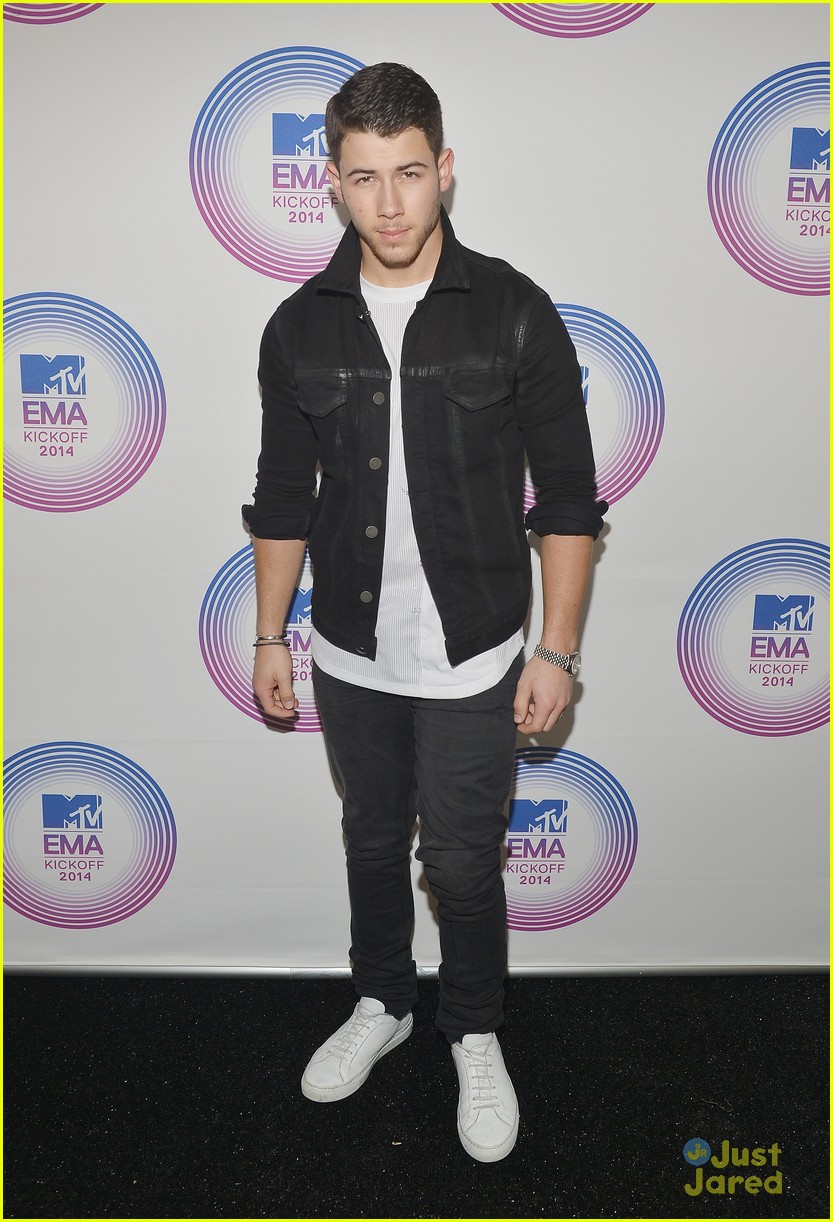 Nick Jonas Performs 'Jealous' in the Rain at MTV EMA 2014 Kick Off