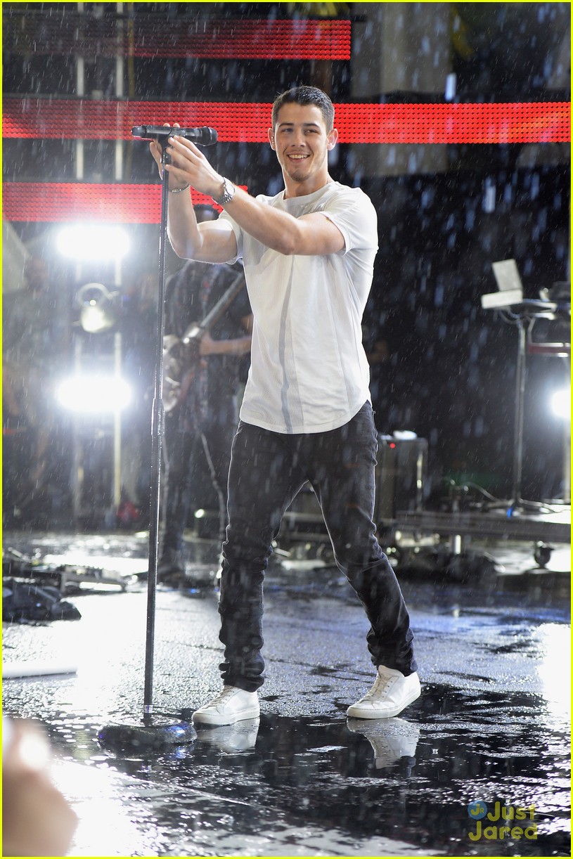 Nick Jonas Performs 'Jealous' in the Rain at MTV EMA 2014 Kick Off