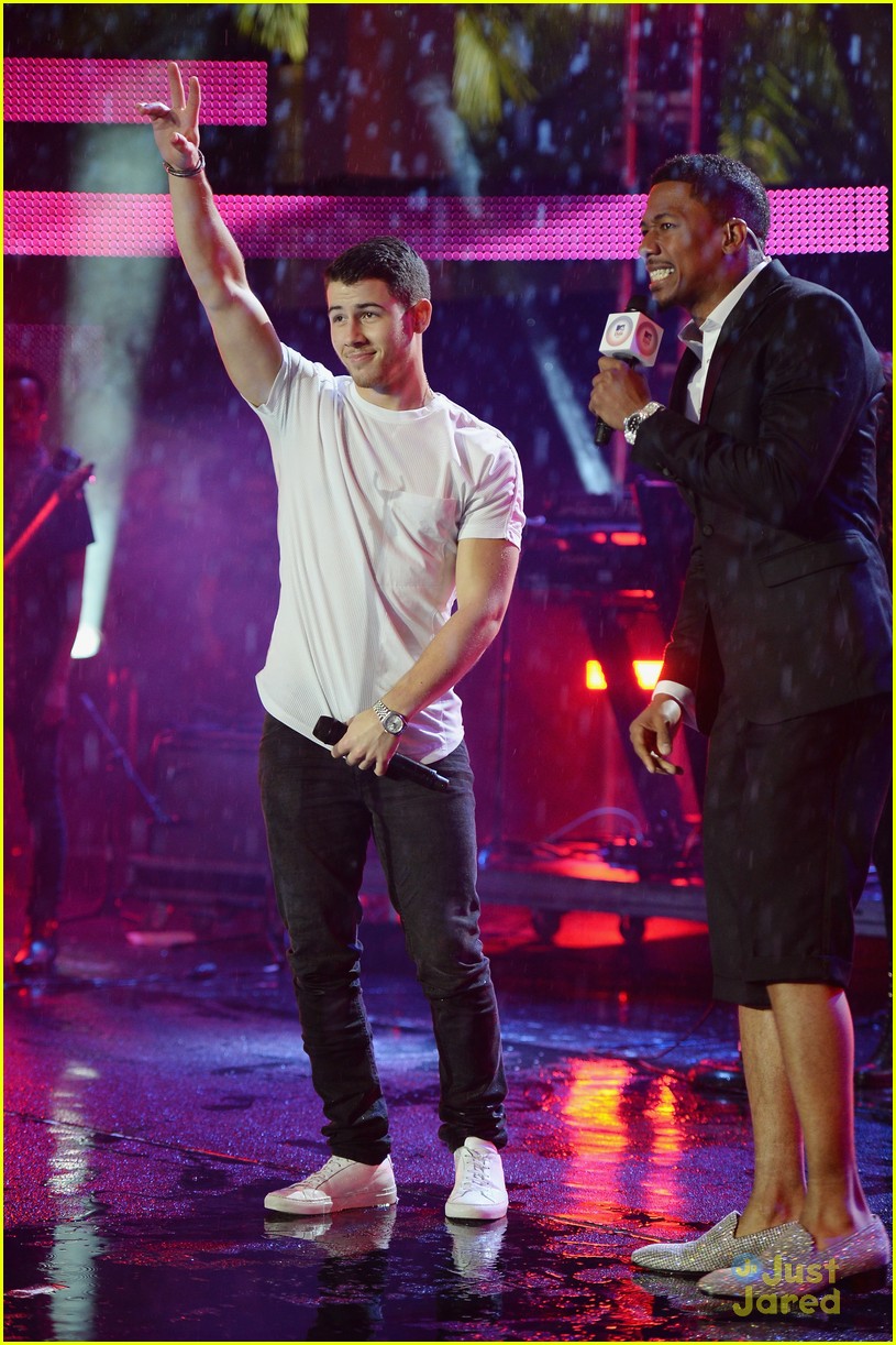 Nick Jonas Performs 'Jealous' in the Rain at MTV EMA 2014 Kick Off