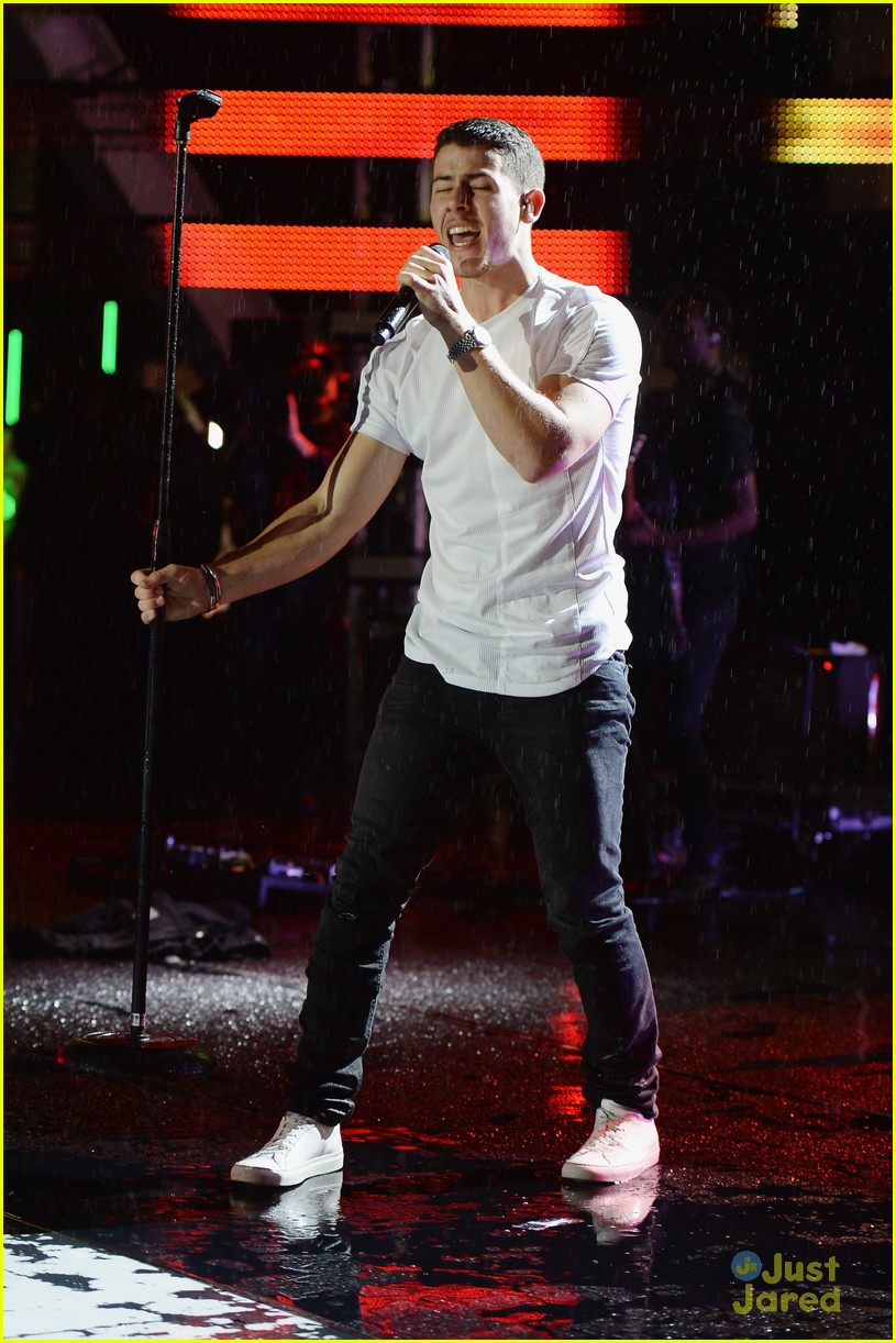 Nick Jonas Performs 'Jealous' in the Rain at MTV EMA 2014 Kick Off