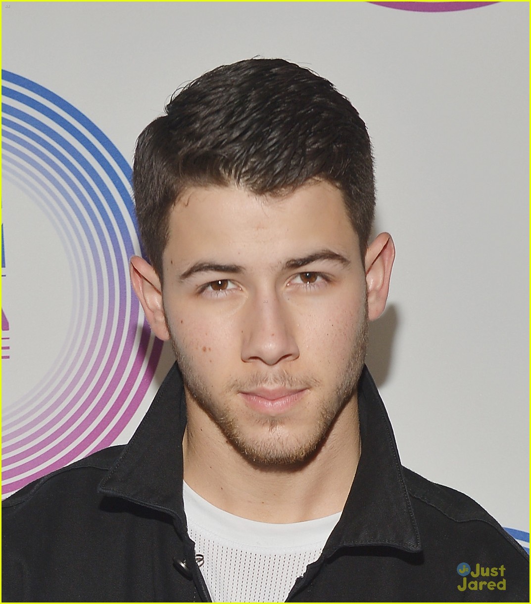 Nick Jonas Performs 'Jealous' in the Rain at MTV EMA 2014 Kick Off