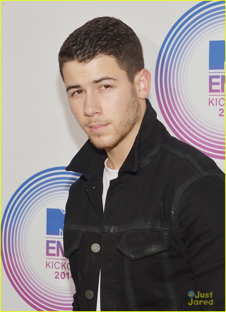 Nick Jonas Performs 'Jealous' in the Rain at MTV EMA 2014 Kick Off ...