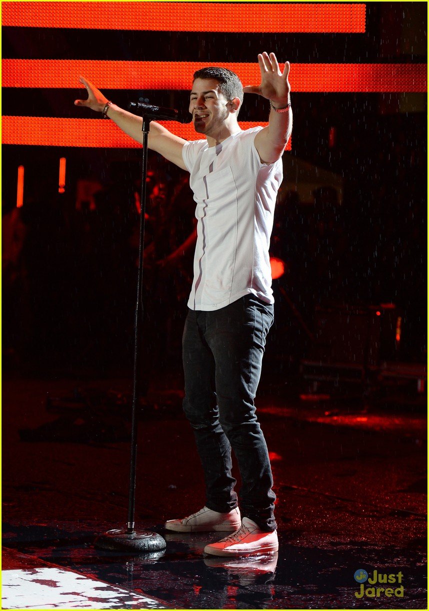 Nick Jonas Performs 'Jealous' in the Rain at MTV EMA 2014 Kick Off ...