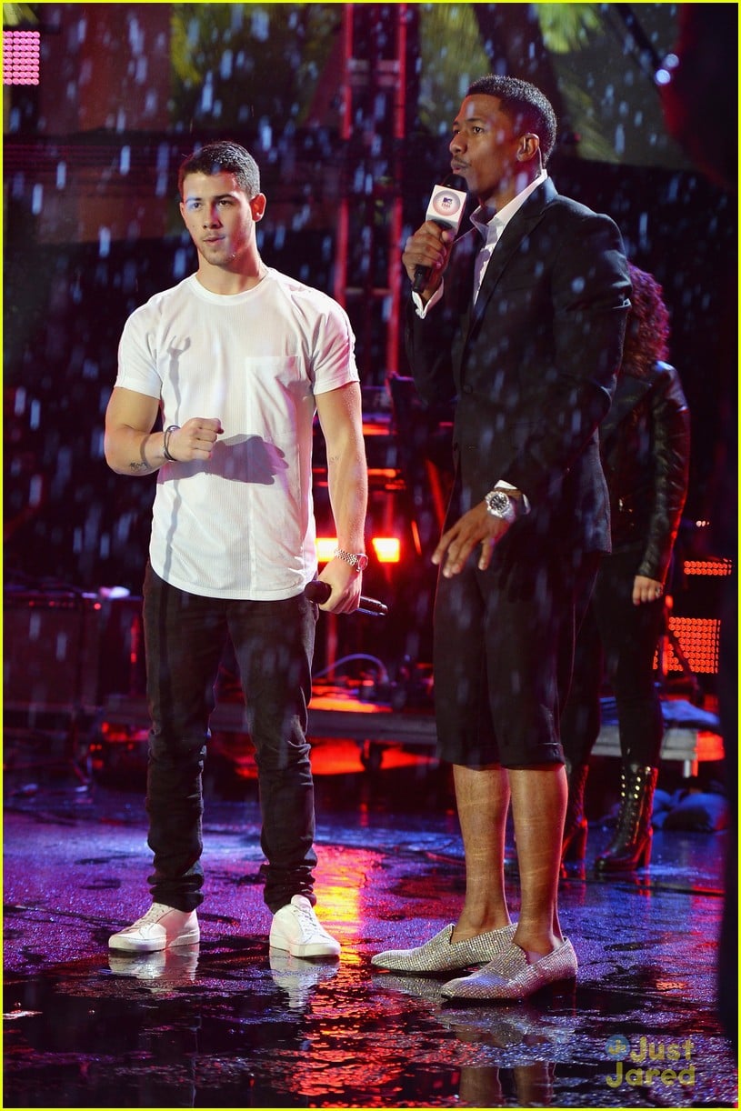 Nick Jonas Performs 'Jealous' in the Rain at MTV EMA 2014 Kick Off