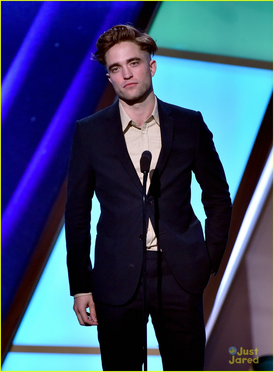 Robert Pattinson Puts His New Hairstyle On Display At Hollywood Film ...