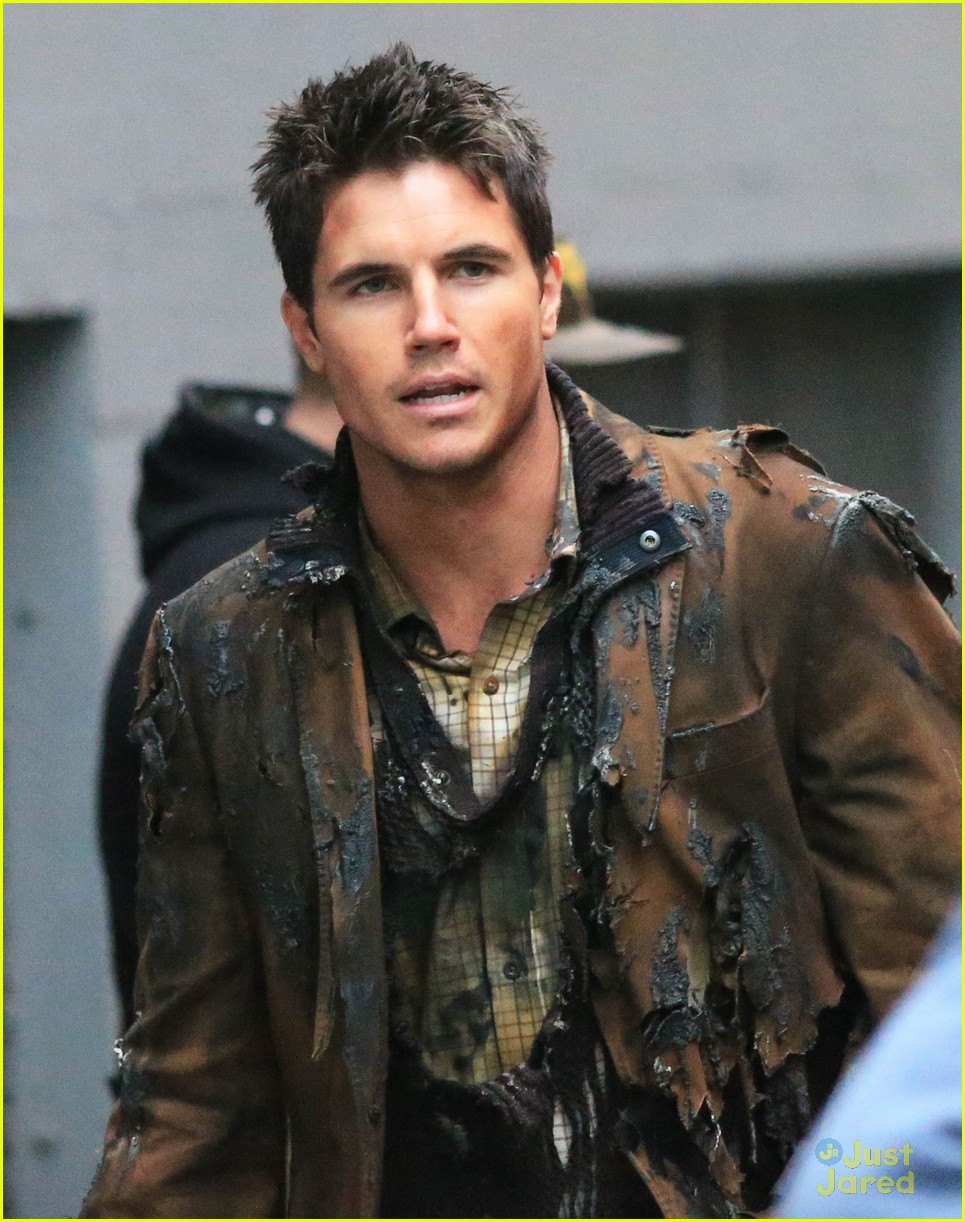 Robbie Amell Looks Burnt To A Crisp As Firestorm In The Flash Photo 747827 Photo Gallery 8090