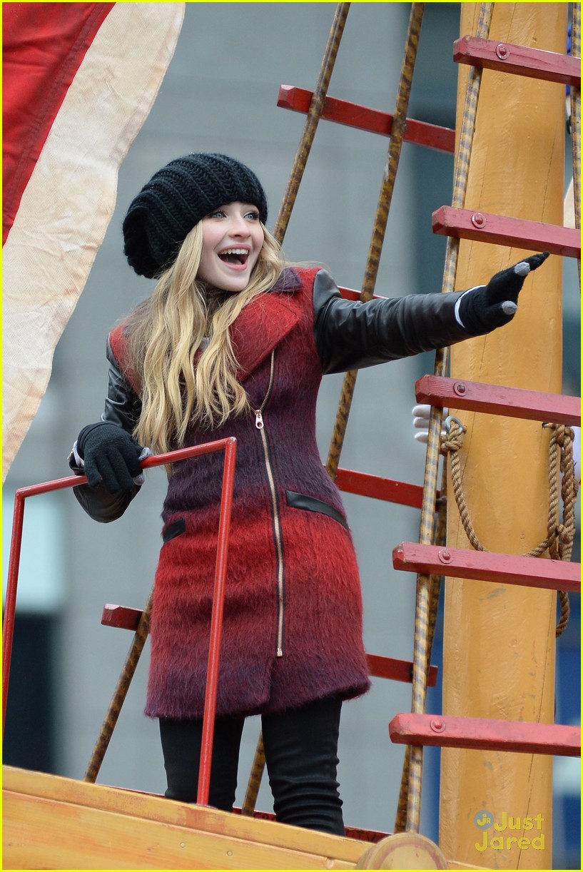 Sabrina Carpenter Sings 'Middle of Starting Over' at Macy's