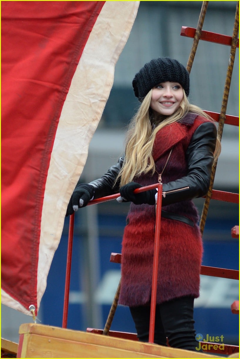 Sabrina Carpenter Sings 'Middle of Starting Over' at Macy's