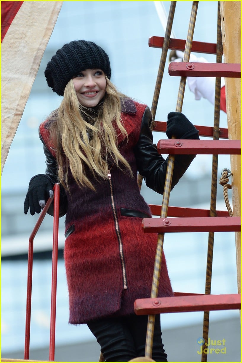 Full Sized Photo of sabrina carpenter macys parade nyc 08 | Sabrina