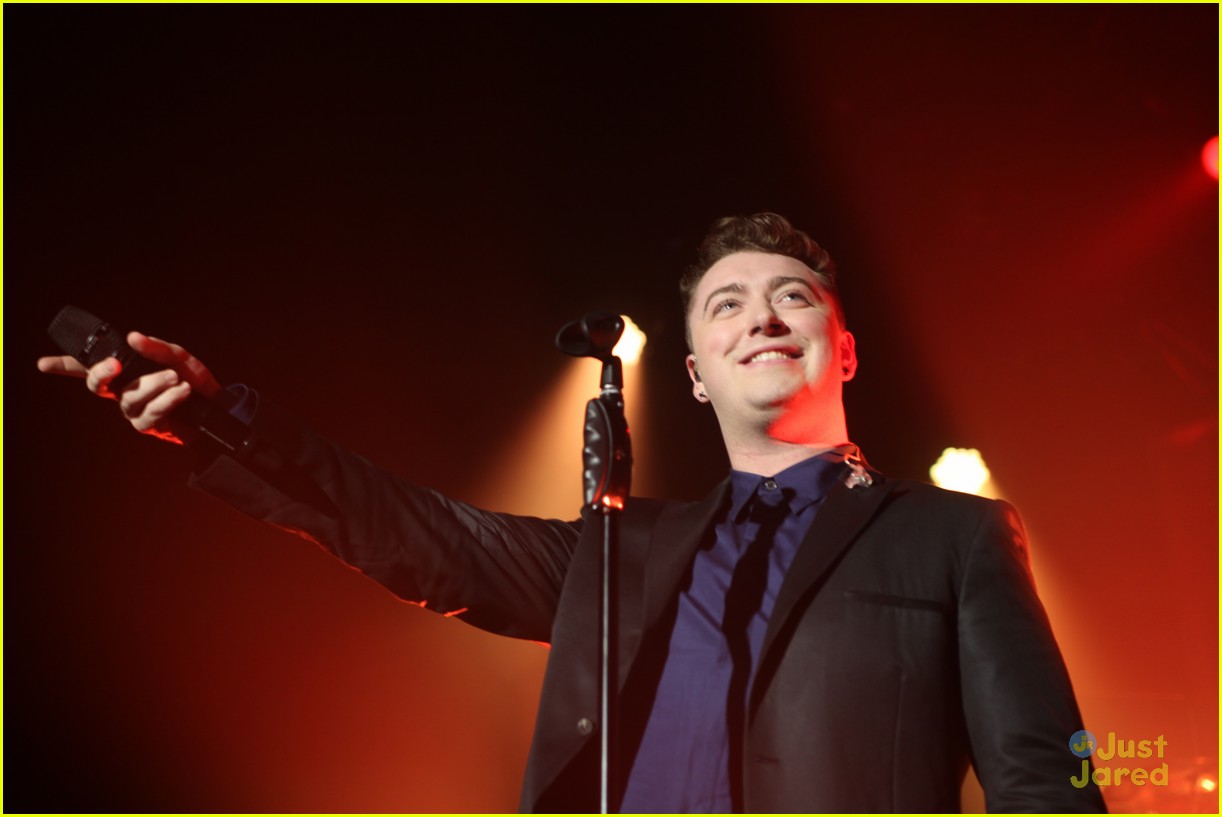 Full Sized Photo of sam smith paris performance pics 03 Listen To Sam