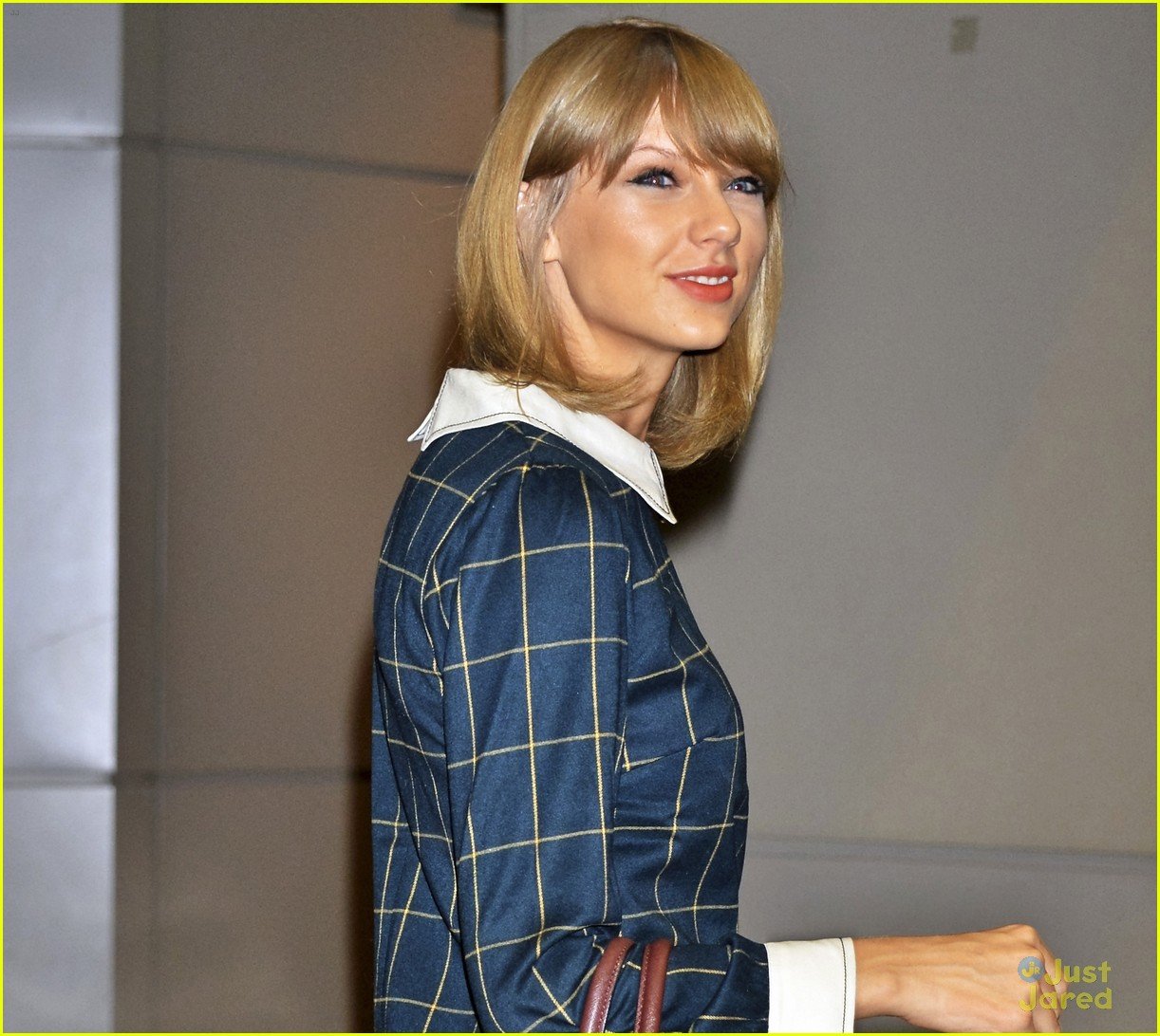 Full Sized Photo Of Taylor Swift Being Wooed By Spotify With A Come