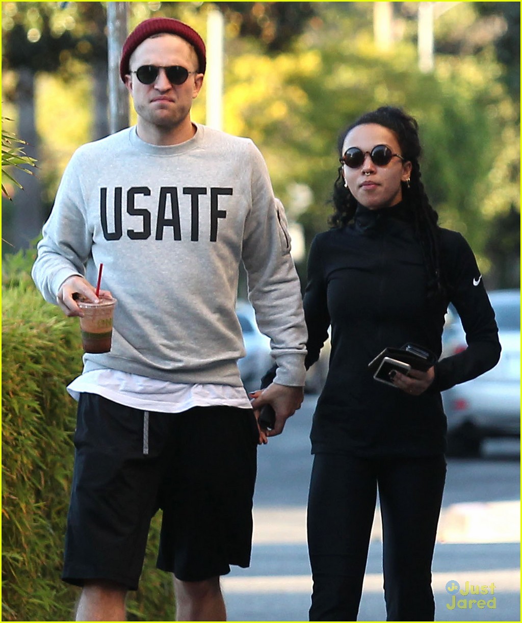 Robert Pattinson And Fka Twigs Show Some Pda On A Lunch Date Photo 745881 Photo Gallery