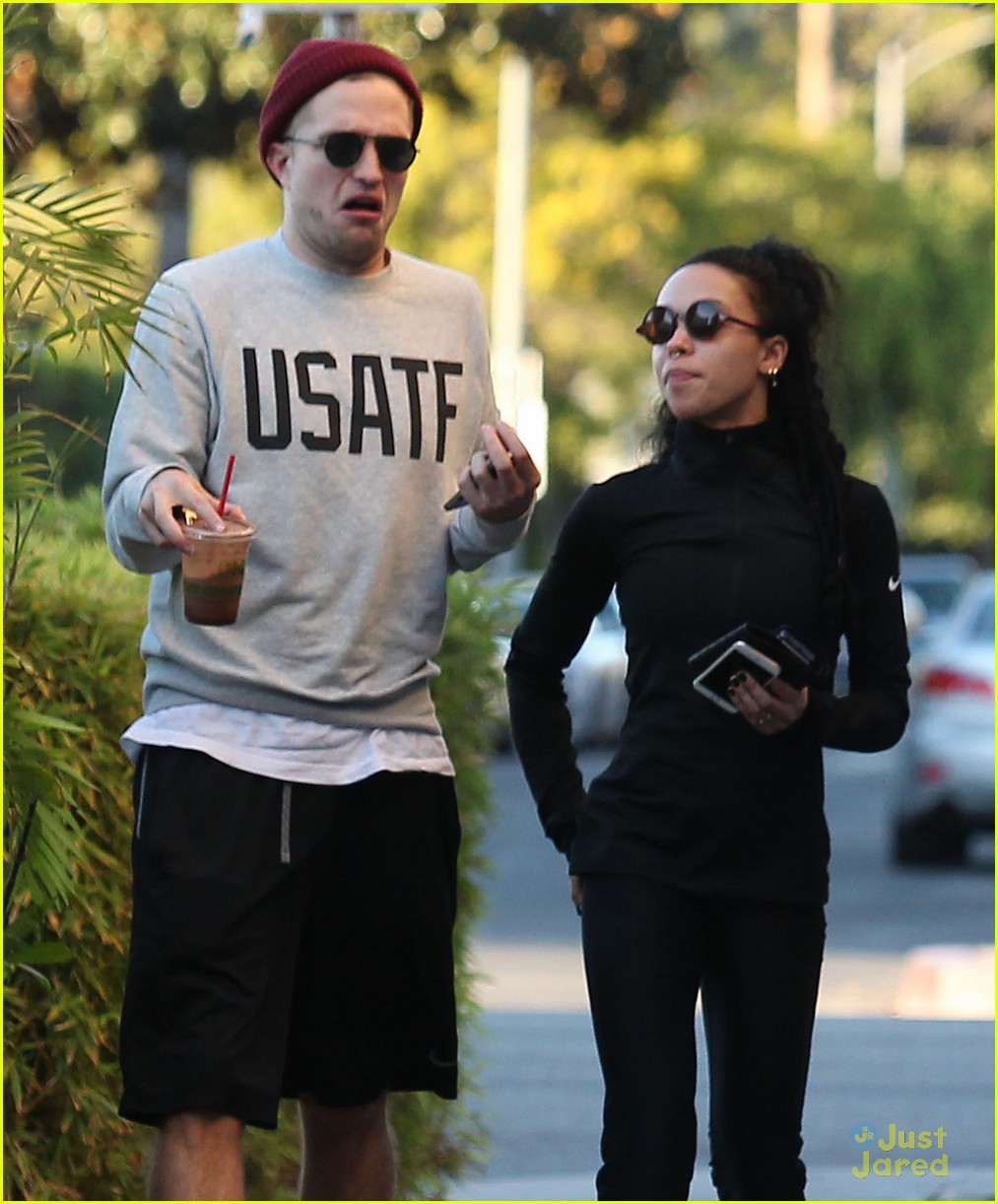 Robert Pattinson And Fka Twigs Show Some Pda On A Lunch Date Photo 745883 Photo Gallery
