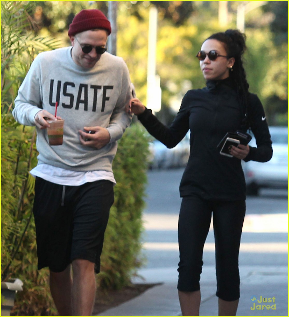 Robert Pattinson And Fka Twigs Show Some Pda On A Lunch Date Photo 745887 Photo Gallery