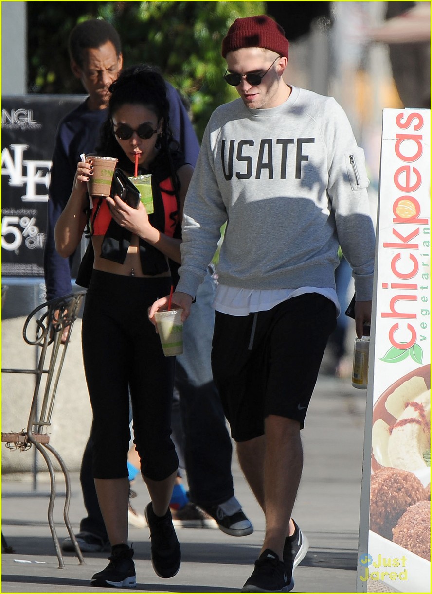 Robert Pattinson And Fka Twigs Show Some Pda On A Lunch Date Photo 745889 Photo Gallery
