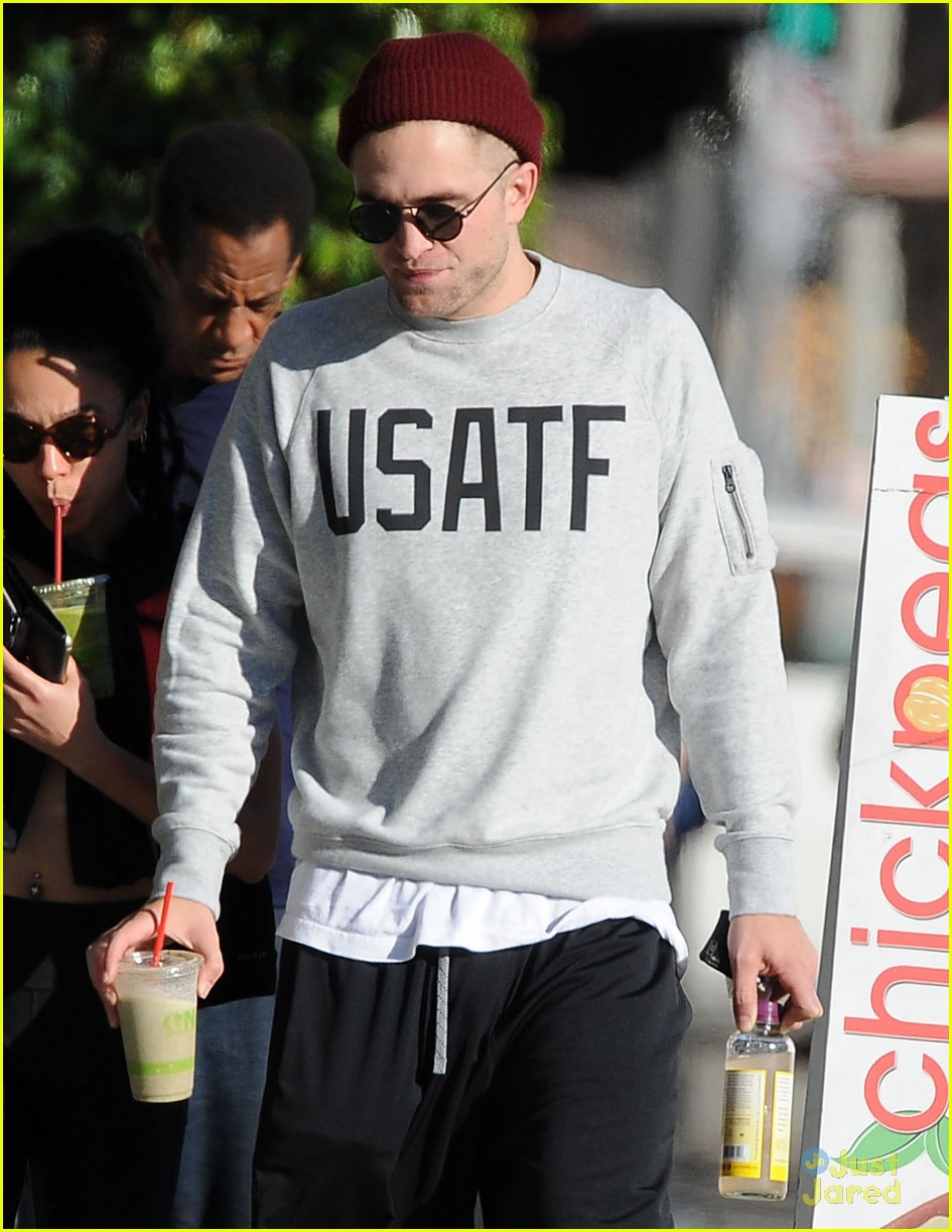 Robert Pattinson And Fka Twigs Show Some Pda On A Lunch Date Photo 745890 Photo Gallery
