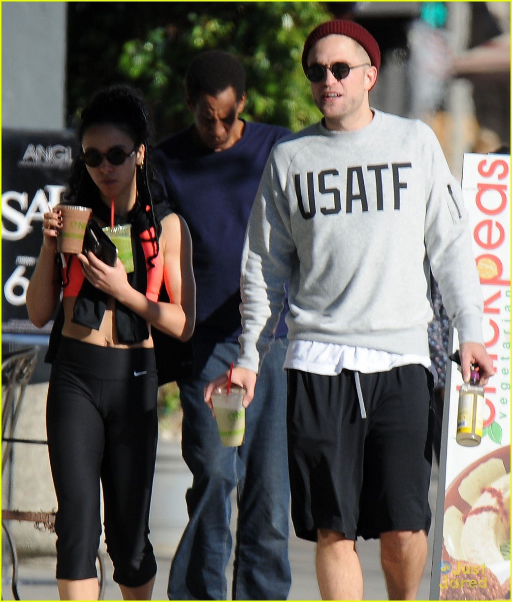 Robert Pattinson And Fka Twigs Show Some Pda On A Lunch Date Photo 745891 Photo Gallery