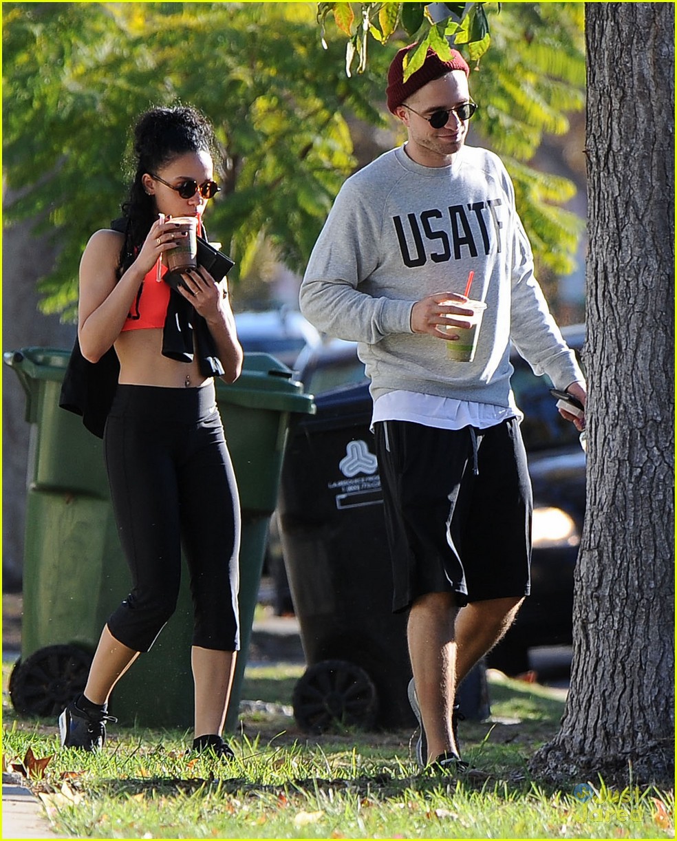 Robert Pattinson And Fka Twigs Show Some Pda On A Lunch Date Photo 745896 Photo Gallery