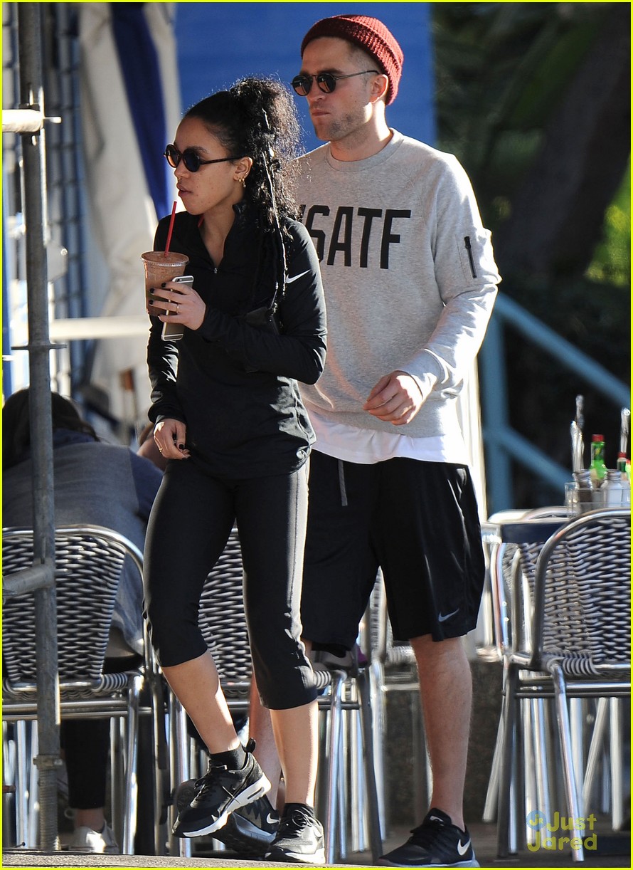 Robert Pattinson And Fka Twigs Show Some Pda On A Lunch Date Photo 745897 Photo Gallery