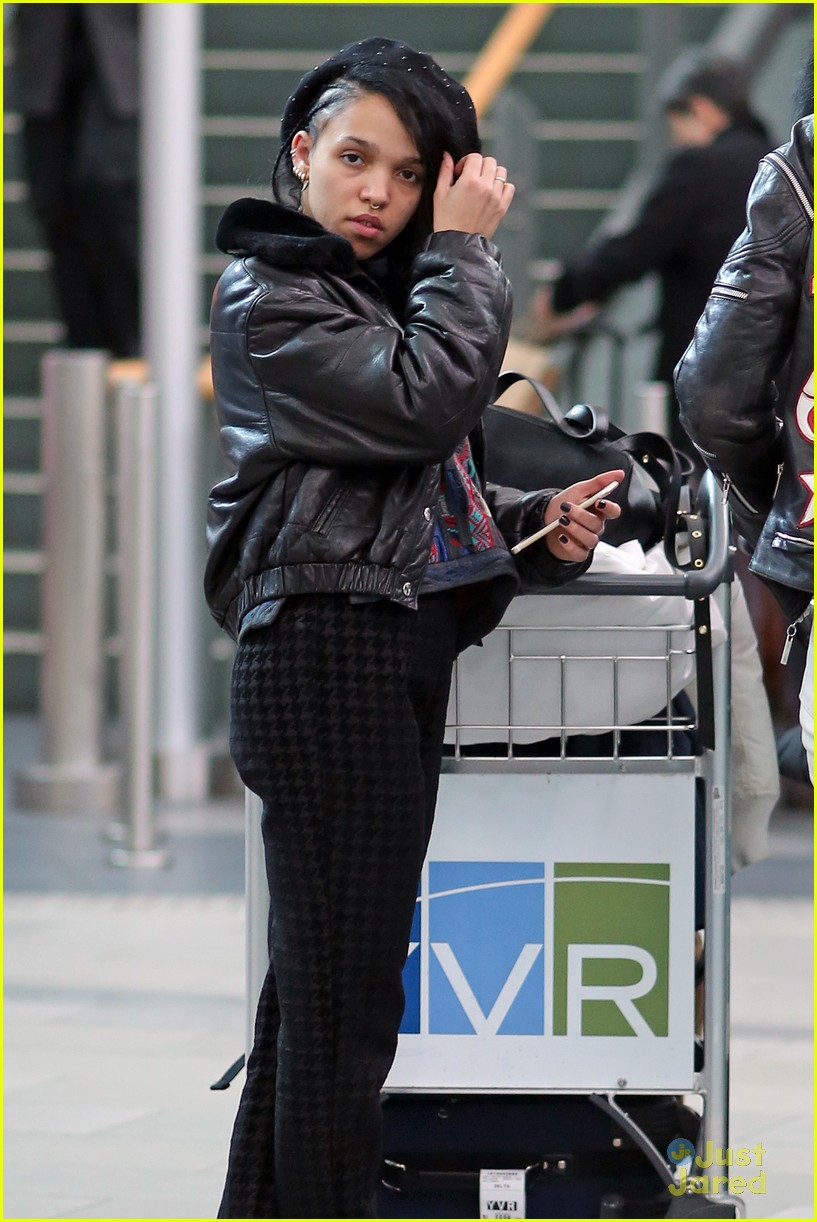 FKA twigs Goes to Vancouver Without Robert Pattinson Photo 744039